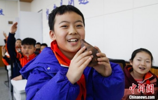 圖為學生在“國寶音樂會”社教課中體驗吹陶塤。中新社記者 馬銘言 攝