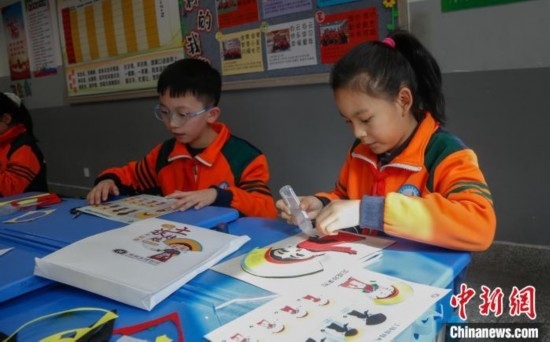 圖為學生參與“土族娃娃布貼畫”社教課。中新社記者 馬銘言 攝