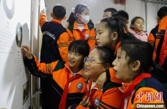 圖為學生參觀青海省博物館“1+3”主題流動展覽，了解在青海喇家遺址出土的齊家文化 · 玉三璜聯(lián)璧。中新社記者 馬銘言 攝