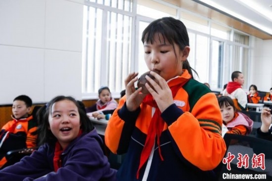 圖為學生在“國寶音樂會”社教課中體驗吹陶塤。中新社記者 馬銘言 攝