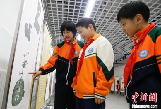 圖為學生了解出土于青海省西寧市大通回族土族自治縣的漢代鸞鳳銅熏爐蓋。中新社記者 馬銘言 攝