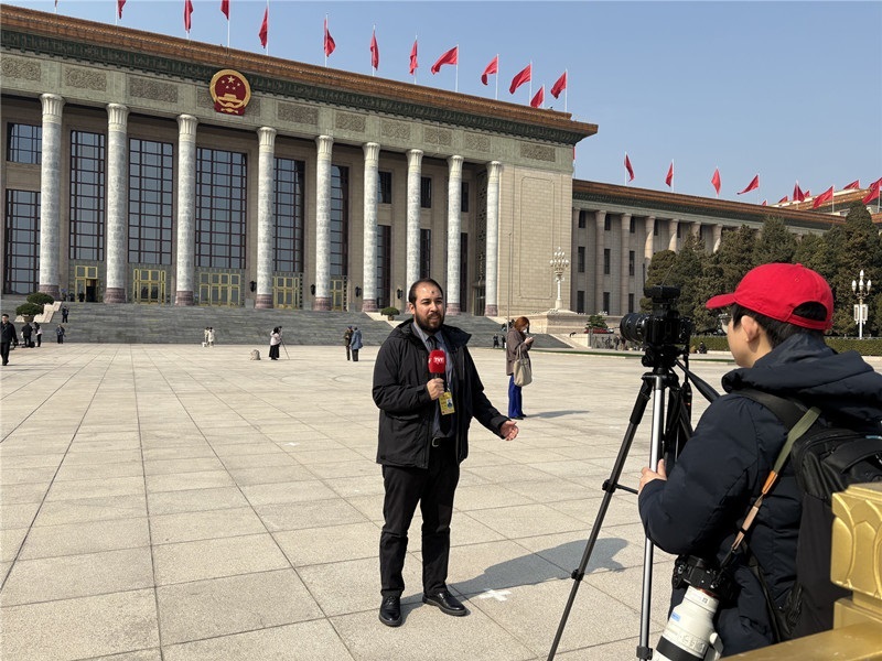 巴西勞動(dòng)者電視臺駐華記者毛路在采訪中國兩會(huì)(受訪者供圖)