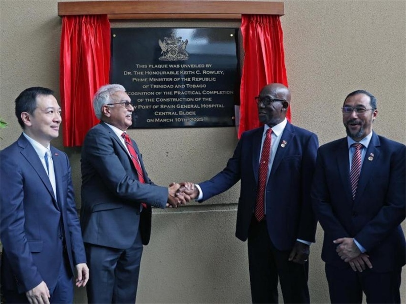 特多總理基思·羅利（右二）等特方政要、中國(guó)駐特多使館臨時(shí)代辦楊晗（左一）等出席西班牙港總醫(yī)院項(xiàng)目揭幕儀式。中國(guó)鐵建（加勒比）有限公司供圖