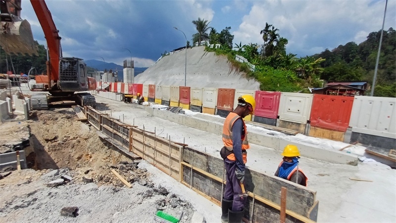 施工現(xiàn)場(chǎng)。 鄧騰亮攝