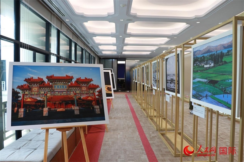 “遇見(jiàn)”攝影展現(xiàn)場(chǎng)。朱瀟逸攝