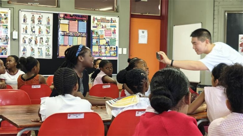 南非學生現(xiàn)場提問。