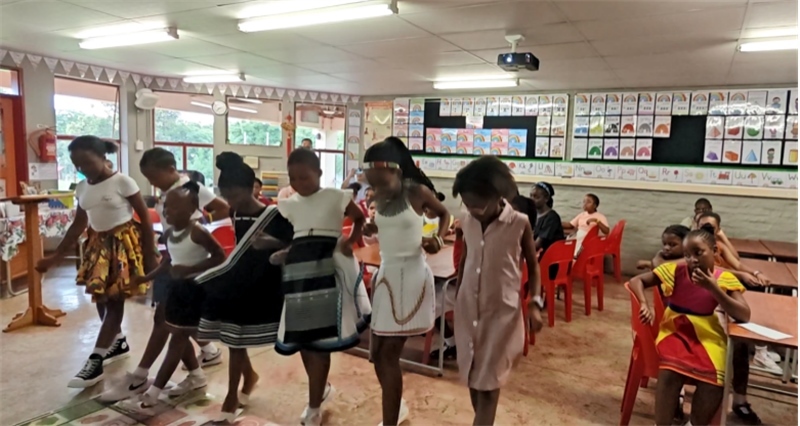 南非學生表演非洲歌舞，