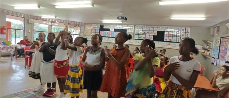 南非學生展示民族服飾，合唱《聽我說謝謝你》。