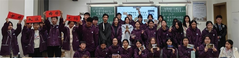 中南學生合影留念。