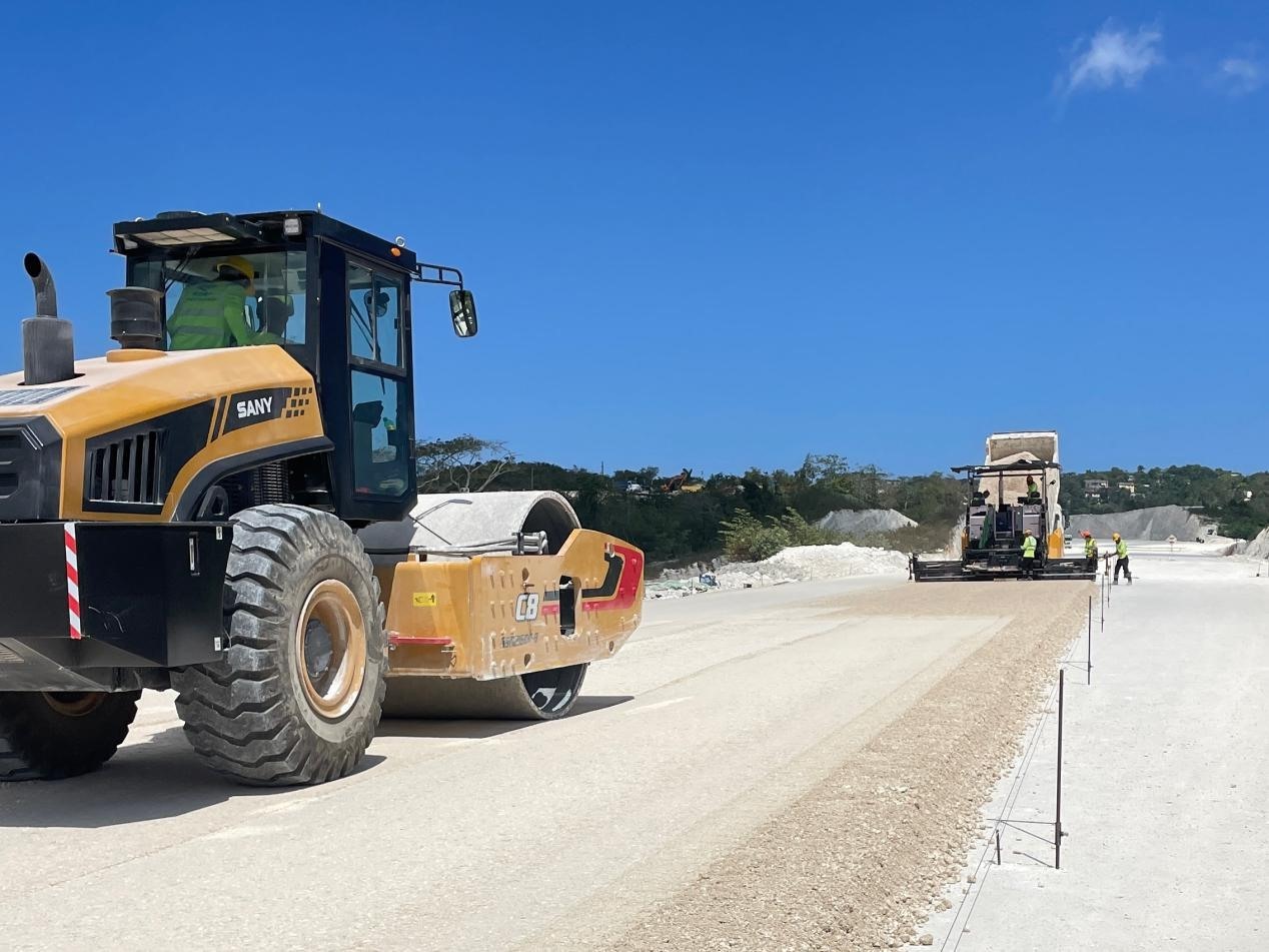 圖為中企承建的牙買加蒙特哥貝繞城路項目基層試驗段正在進行攤鋪和碾壓施工，相關(guān)施工工作已于日前順利完成。中國港灣美洲區(qū)域公司供圖