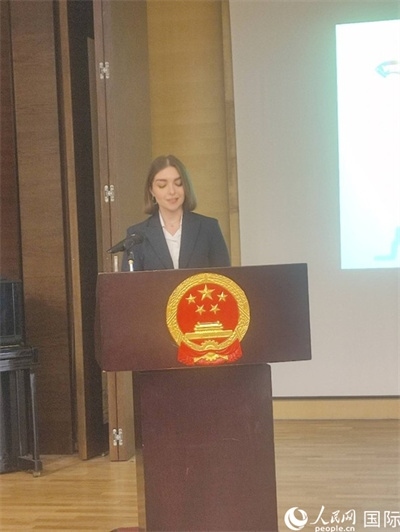 意方學(xué)生代表白綺花發(fā)言。人民網(wǎng)記者 鄭彬攝