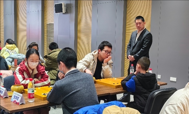 常昊觀戰(zhàn)年輕棋手們比賽。人民網(wǎng)記者 李乃妍攝