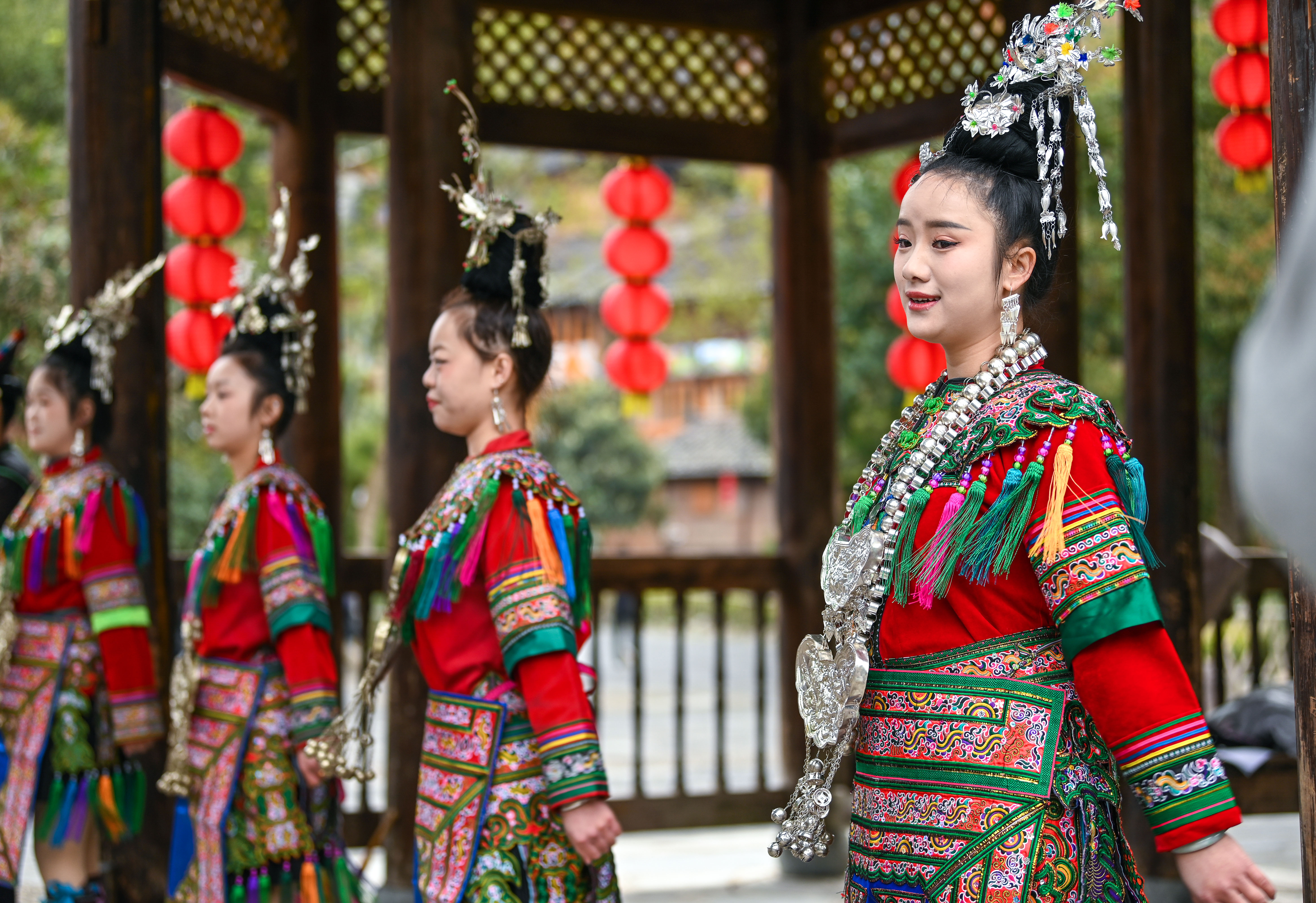  2025年3月18日，侗族群眾在貴州省黎平縣肇興侗寨給游客演唱侗族大歌。