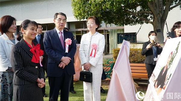 共同觀看女性成就圖片展。人民網(wǎng) 蔣曉辰攝