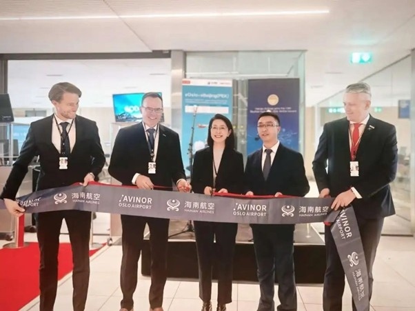 中國(guó)駐挪威大使侯悅（中）出席海航奧斯陸—北京直航開(kāi)航儀式。中國(guó)駐挪威大使館供圖