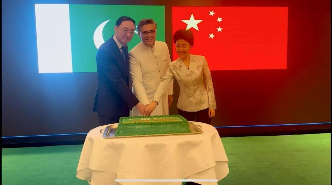 外交部副部長孫衛(wèi)東（左）、巴基斯坦駐華大使卡里爾·哈什米（中）、中聯(lián)部副部長孫海燕（右）共切蛋糕。巴基斯坦駐華大使館供圖
