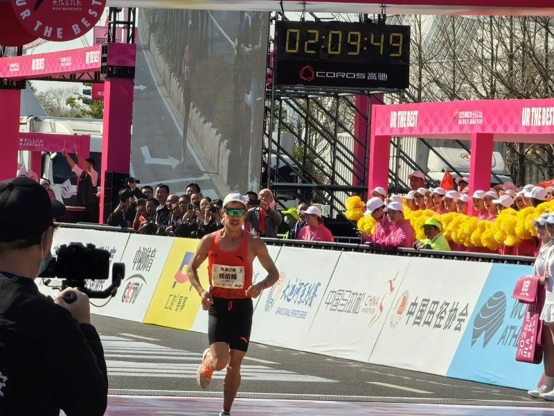 楊紹輝通過比賽終點(diǎn)。 人民網(wǎng)記者 楊磊攝