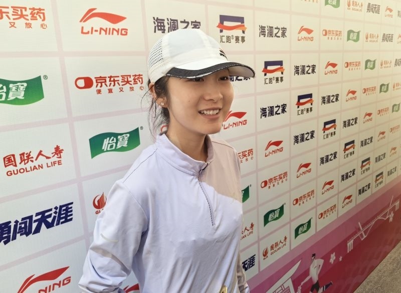 徐冰潔賽后接受采訪。 人民網(wǎng)記者 楊磊攝