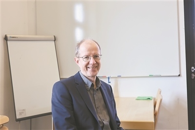 德國物理學(xué)會主席、雷根斯堡大學(xué)凝聚態(tài)物理學(xué)家克勞斯·里希特教授。駐德國記者 李山攝