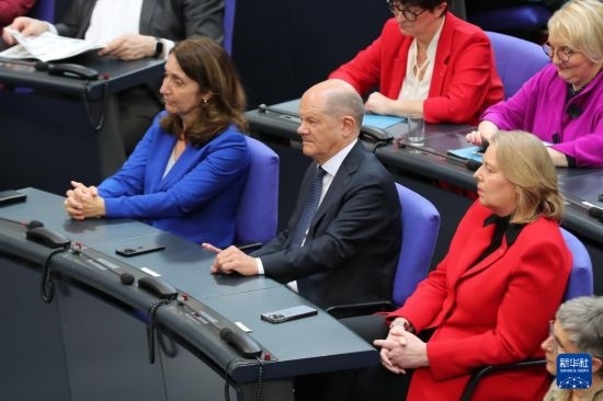 3月25日，在德國柏林，朔爾茨（中）出席新一屆德國聯(lián)邦議院首次全體會議。新華社記者 杜哲宇 攝