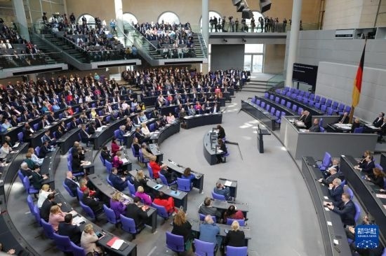 3月25日，在德國柏林，新一屆德國聯(lián)邦議院成立并召開首次全體會議。新華社記者 杜哲宇 攝