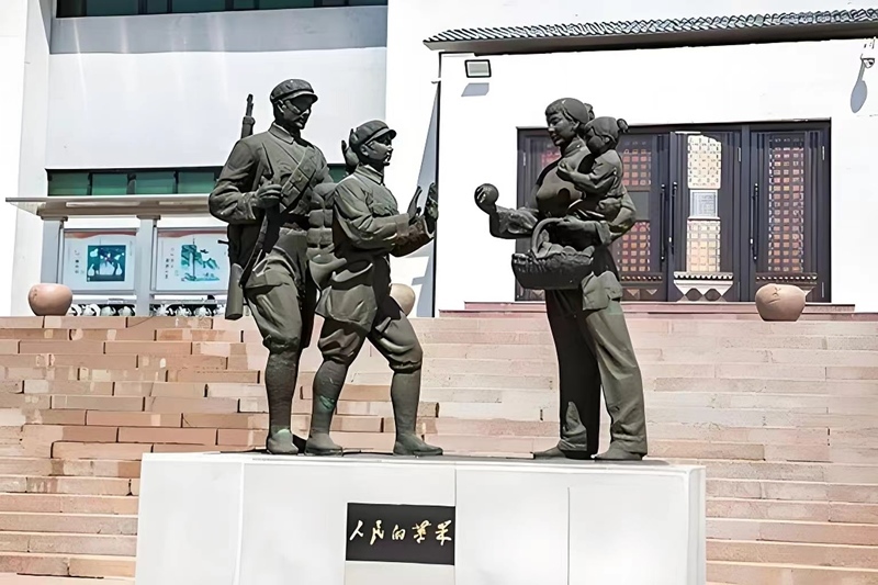 錦州蘋果廉政文化展覽館前的《人民的蘋果》主題雕塑。（由遼沈戰(zhàn)役紀念館供圖）