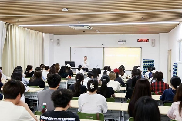 深圳職業(yè)技術(shù)大學(xué)黨委副書記、校長(zhǎng)許建領(lǐng)為學(xué)生授課。學(xué)校供圖