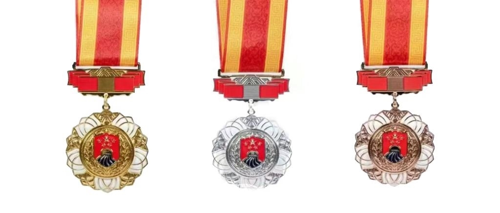 圖為戍守邊疆金質(zhì)、銀質(zhì)、銅質(zhì)紀(jì)念章。（國家移民管理局供圖）