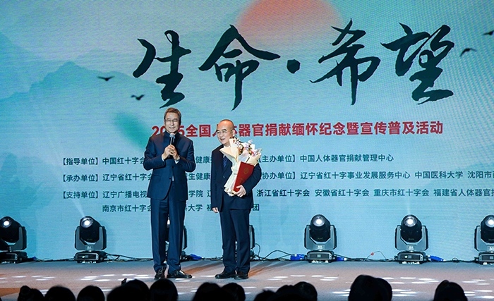 中國紅十字會(huì)副會(huì)長白巖松在現(xiàn)場采訪“人民英雄”張定宇教授。主辦方供圖