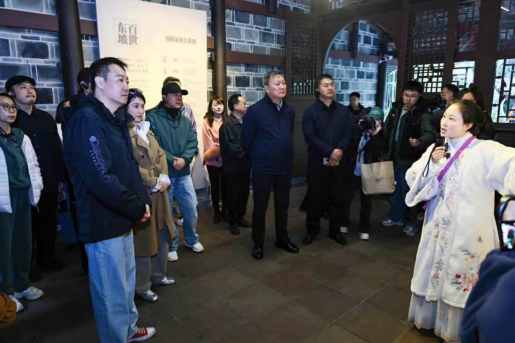 《蘇堤春曉》劇組在眉山三蘇祠參觀學(xué)習(xí)。受訪者供圖