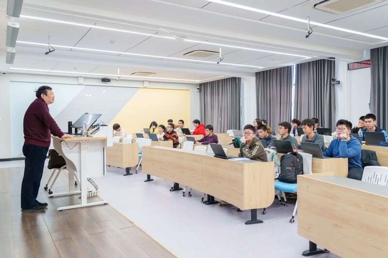 北航面向全校本科生開設(shè)《人工智能導(dǎo)論》通識必修課。校方供圖