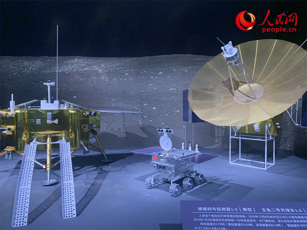 “九天攬?jiān)隆袊皆鹿こ?0年”展廳現(xiàn)場。人民網(wǎng)記者 韋衍行攝