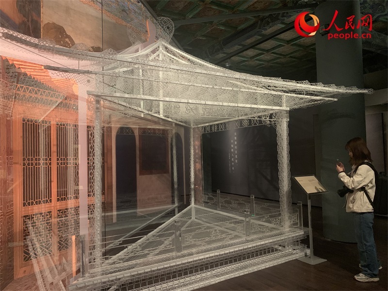 游客在故宮博物院參觀展覽。人民網(wǎng)記者 韋衍行攝