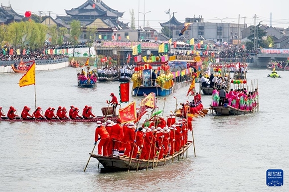 ?4月4日，選手在參加茅山會(huì)船盛會(huì) 。?新華社發(fā)（楊玉崗 攝）