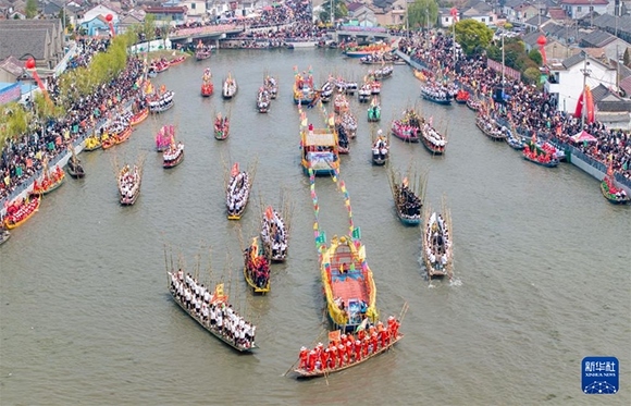 ?4月4日，選手在參加茅山會(huì)船盛會(huì)（ 無(wú)人機(jī)照片）。?新華社發(fā)（顧繼紅 攝）