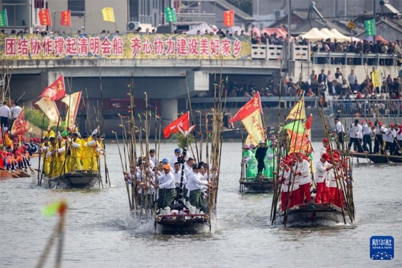 ?4月4日，選手在參加茅山會(huì)船盛會(huì)。新華社發(fā)（湯德宏 攝）