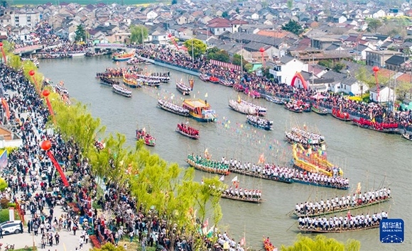 4月4日，選手在參加茅山會(huì)船盛會(huì)（無(wú)人機(jī)照片）。?新華社發(fā)（周社根 攝）