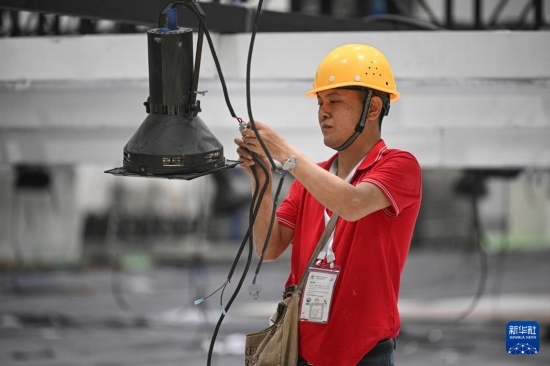 4月4日，工作人員在海南國際會展中心內(nèi)布設(shè)燈光。