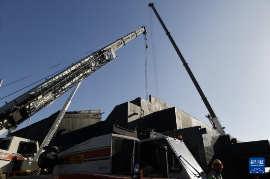  4月8日，救援人員在多米尼加首都圣多明各的夜總會屋頂坍塌事故現(xiàn)場工作。新華社發(fā)