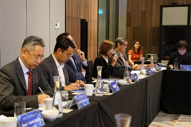 《南洋商報》總編輯羅依薇（左四）進(jìn)行致辭。林俊揚攝