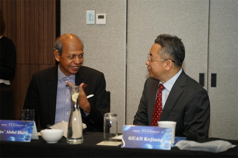 分享會現(xiàn)場，中方記者同與會代表進(jìn)行友好交流。林俊揚攝