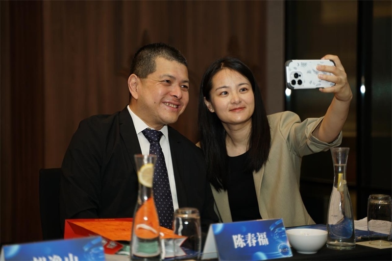 分享會上，中方記者同與會代表合影留念。林俊揚攝