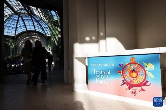 4月11日，人們?cè)诜▏?guó)巴黎大皇宮參加2025巴黎書展。新華社記者 高靜 攝