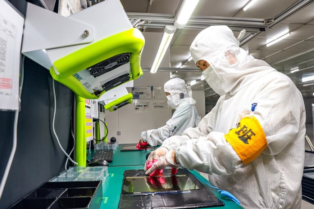 3月27日，在位于寧夏賀蘭工業(yè)園區(qū)的湯姆森電氣有限公司生產(chǎn)車間內(nèi)，工作人員制作硅膠絕緣護套。新華社記者 楊植森 攝