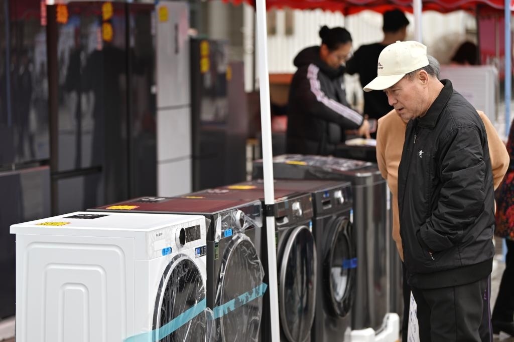 3月28日，天津市北辰區(qū)舉行2025年消費品以舊換新惠民服務(wù)活動，吸引眾多市民前來選購。新華社記者 李然 攝