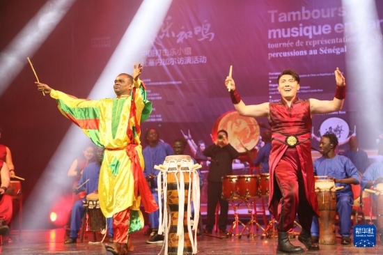 4月10日，在塞內(nèi)加爾首都達喀爾的國家大劇院，中央音樂學院進擊打擊樂團與塞內(nèi)加爾杜杜·恩迪亞耶·羅斯打擊樂團同臺演出。新華社記者 司源 攝