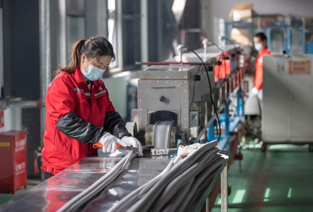 3月27日，在位于寧夏賀蘭工業(yè)園區(qū)的湯姆森電氣有限公司生產(chǎn)車間內(nèi)，工作人員制作硅膠絕緣護套。新華社記者 楊植森 攝