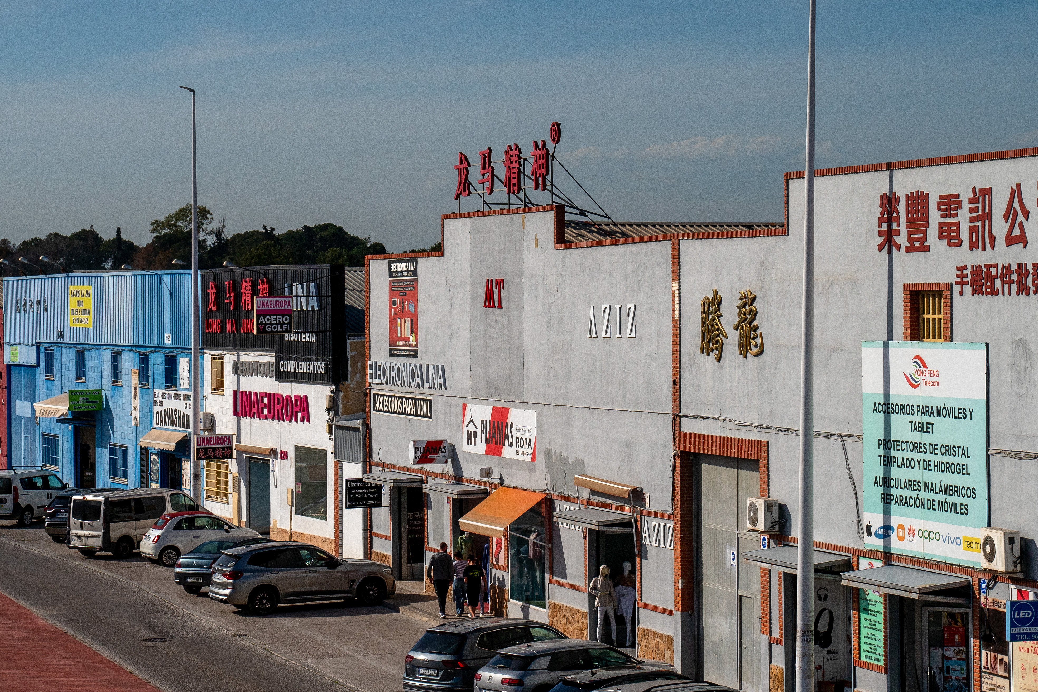 當(dāng)?shù)貢r間2025年4月10日，西班牙瓦倫西亞國際機(jī)場附近的中資批發(fā)零售商店。