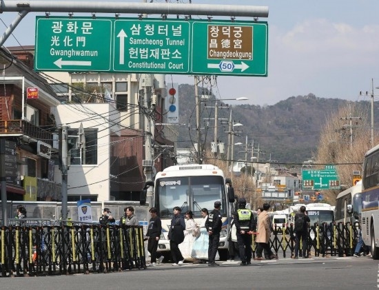  4月3日，在韓國首爾，警察在韓國憲法法院附近進行交通管制。新華社記者姚琪琳攝