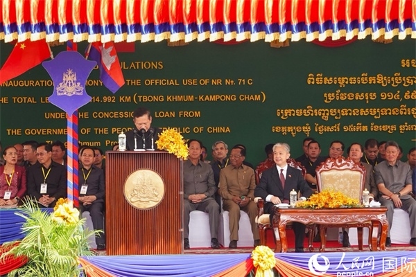 柬埔寨首相洪瑪奈在剪彩儀式上致辭。人民網(wǎng)記者 程是頡攝